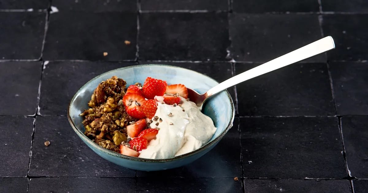 Yoghurt met aardbeien en kokos-noten cruesli