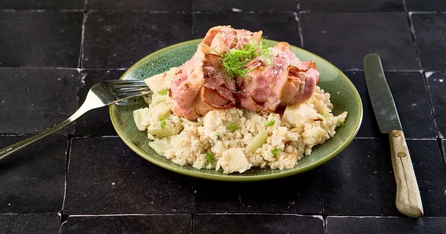 Zalm gewikkeld in ontbijtspek met keto groentenrisotto