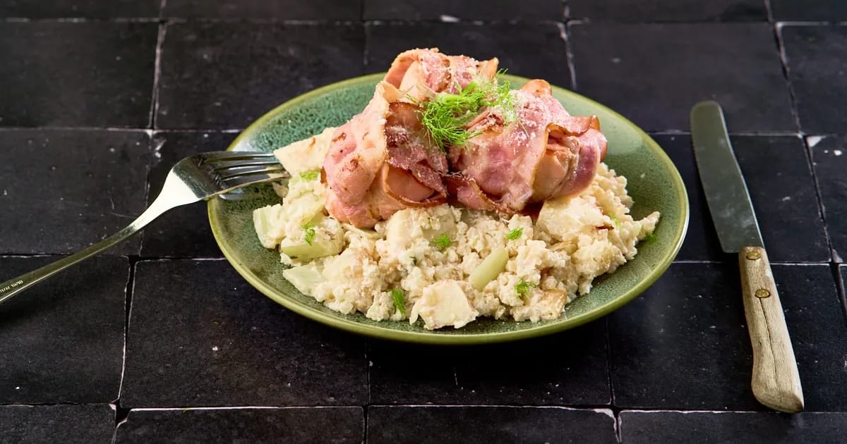 Zalm gewikkeld in ontbijtspek met keto groentenrisotto