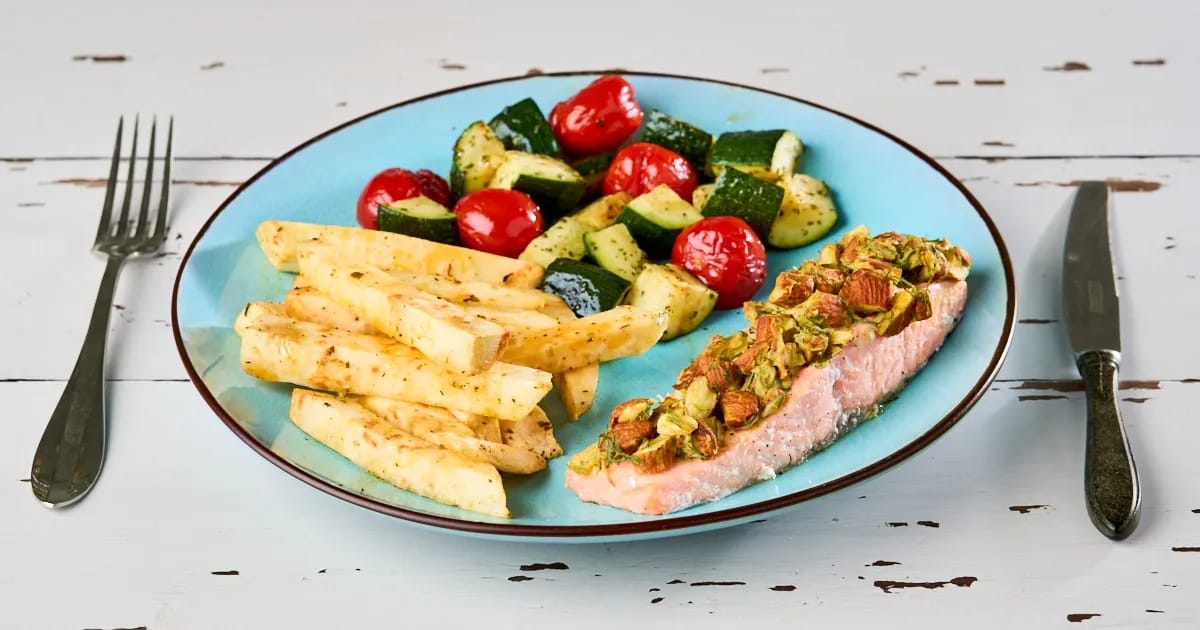 Zalm met amandelkorst, knolselderijfriet en ovengroenten