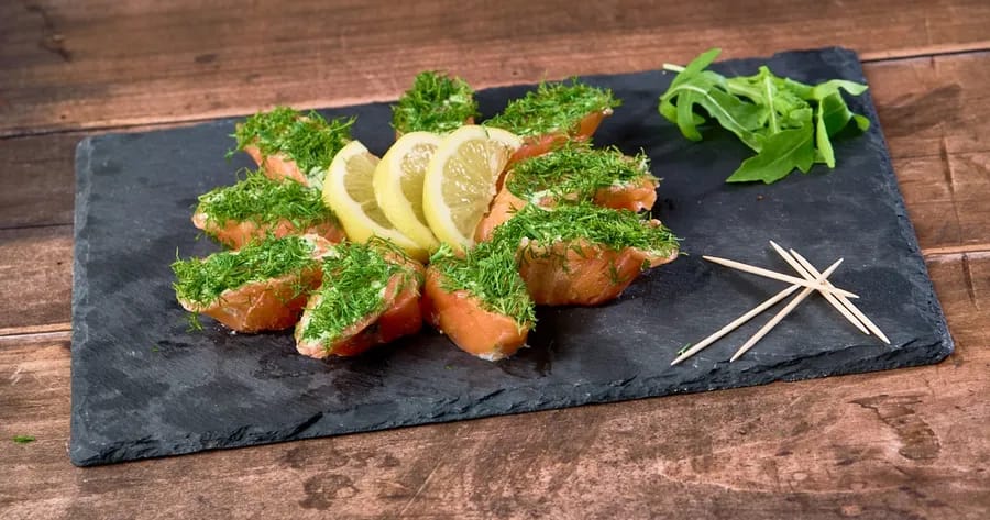 Zalmrolletjes gevuld met dille-roomkaas