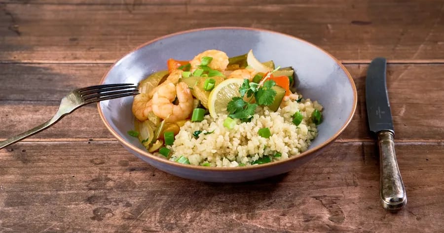 Zoetzure garnalen met koriander-bloemkoolrijst