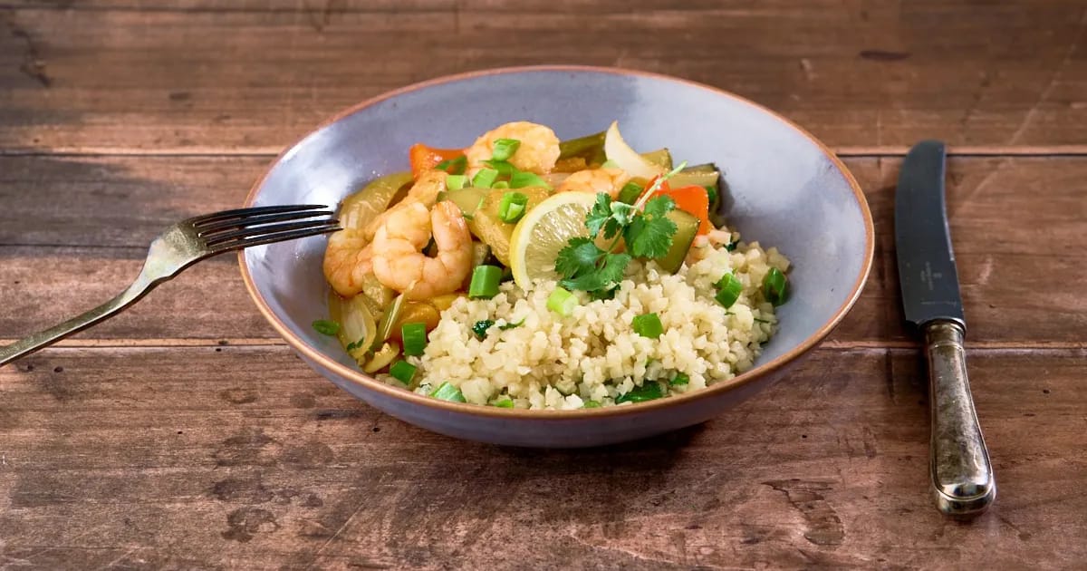 Zoetzure garnalen met koriander-bloemkoolrijst